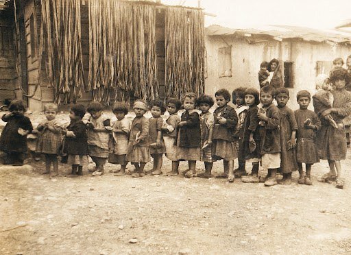 Сироты, спасшиеся во время геноцида. Источник genocide-museum.am