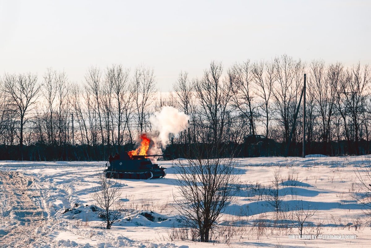 Это фото из Ленобласти. Есть у нас такая "милая" традиция. Танкисты из воинской части зажигают чучело масленицы танками. Не на злобу дня, а так уже несколько лет делают.