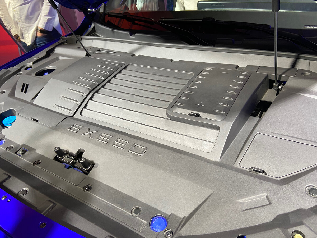 Exeed LX : две комплектации различаются только опциями и ценой - мотор один одинёшенек скрывается под пластиковой плитой. Чуть позже мы заглянем внутрь. Но лучше бы плитку часто не открывать. 