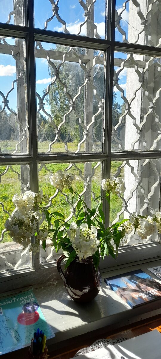 У этого окна сижу скучаю....