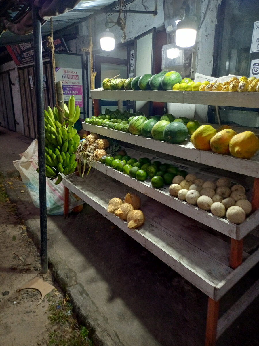 ценников нет, рассчитано на туристов, сколько скажут, столько и заплатишь