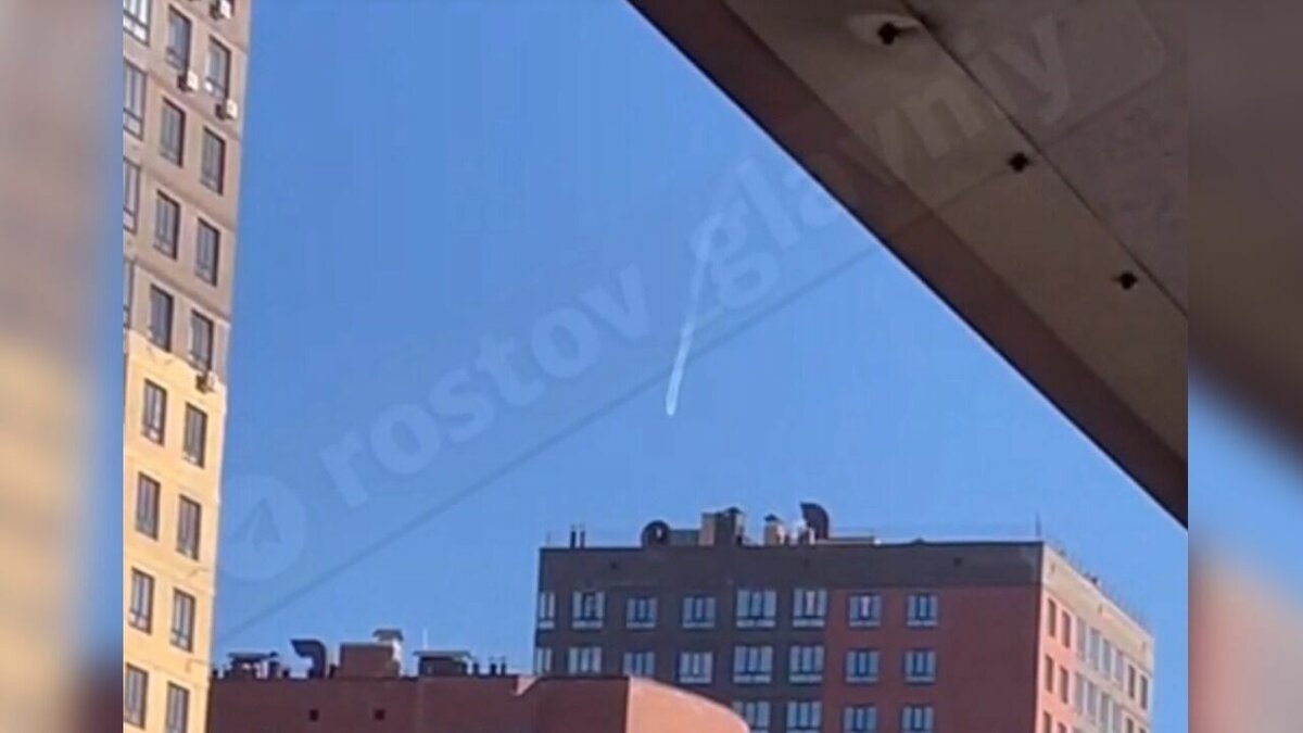     В Ростове-на-Дону распространилось видео об истинной природе подозрительных полос, возникших в небе этим утром, нарушителем спокойствия оказался самолет, об этом сообщили в паблике «Ростов Главный».