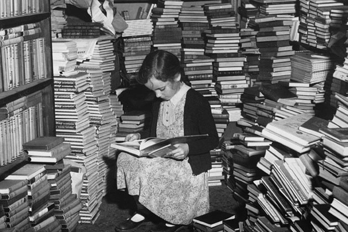 Картинки страна читает. Библиотека СССР. Читатели в библиотеке. Советский читатель. Много книг.