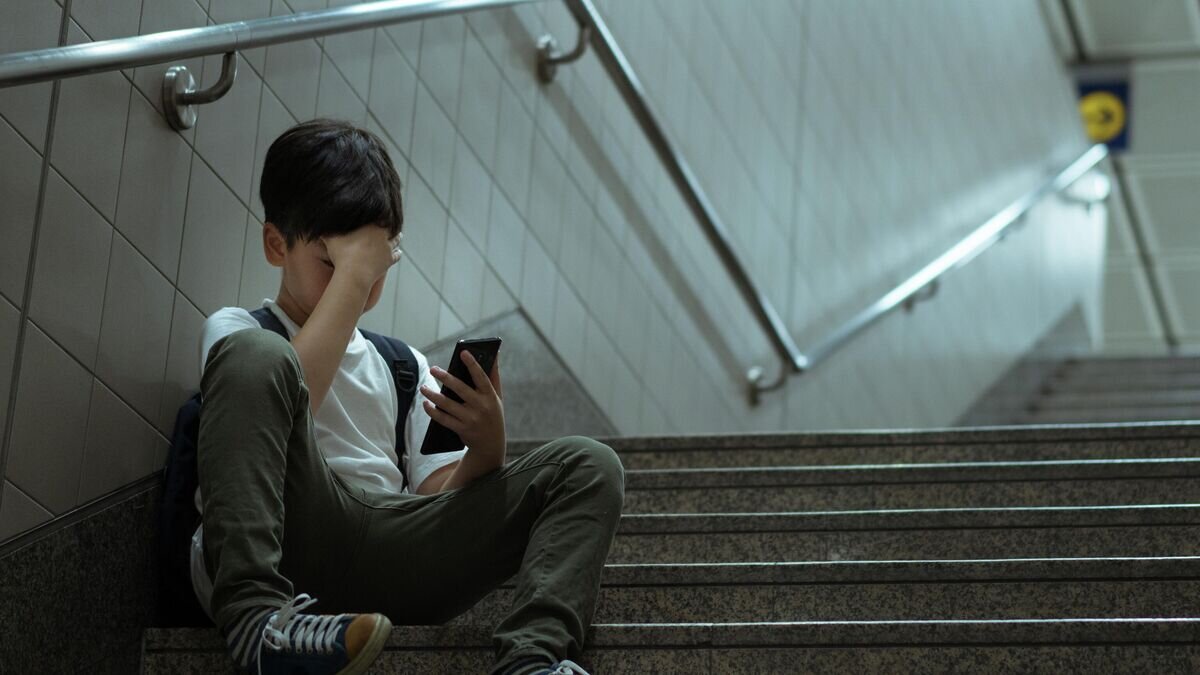    Мальчик со смартфоном© Depositphotos.com / myboys.me