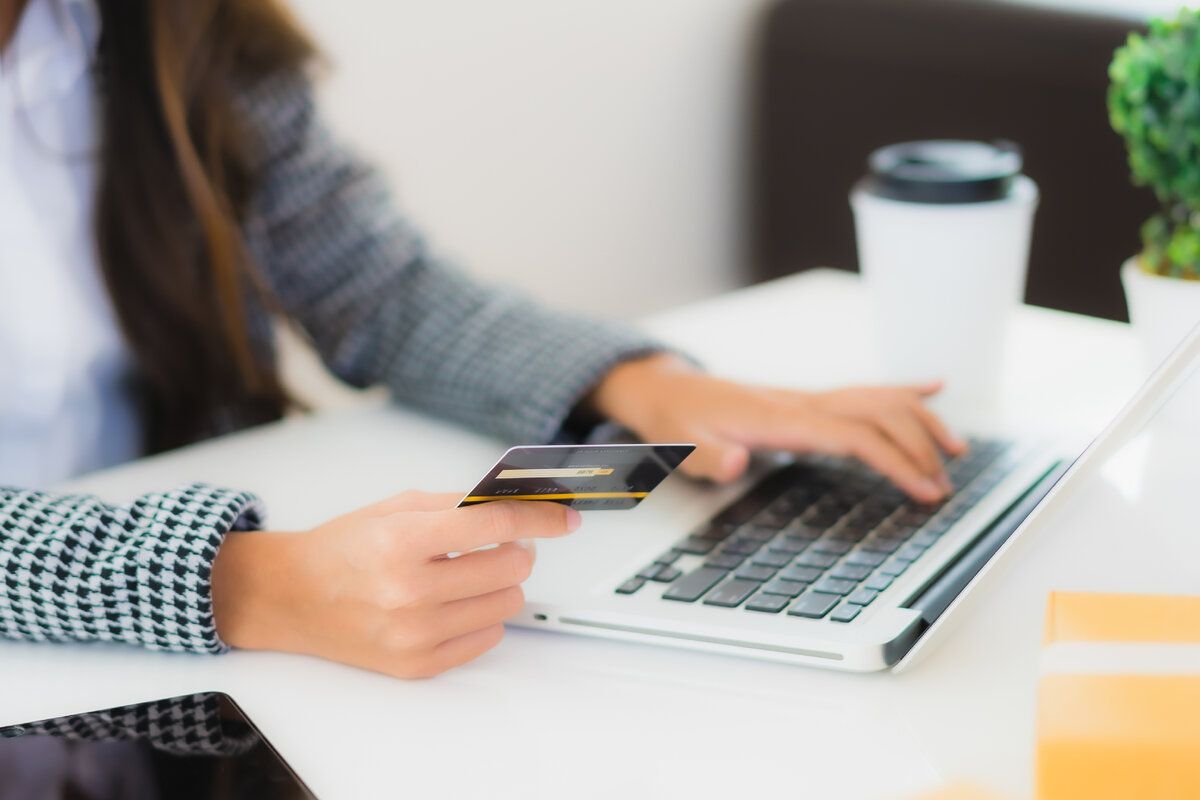 https://ru.freepik.com/free-photo/young-asian-woman-using-credit-card-with-laptop-for-online-shopping_7647135.htm#query=карта%20банка&position=5&from_view=search&track=sph