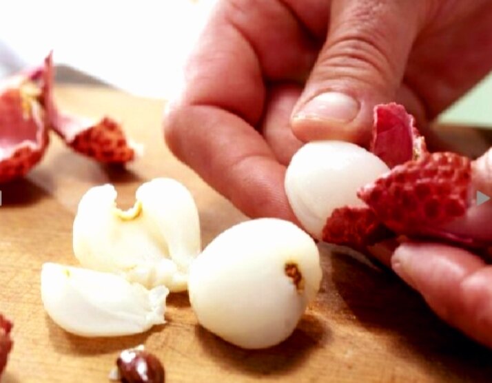 Как кушать личи. Экзотические ягоды. Личи фрукт косточка. Китайская ягода личи. Личи как его едят и чистят.