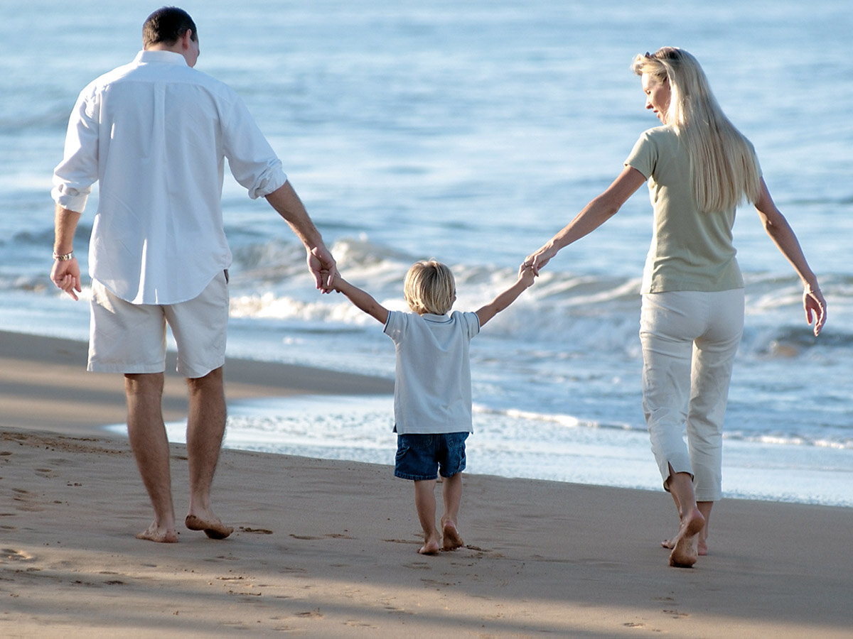 Семья на условиях мужа. Счастливая семья. Дети на море с родителями. Мама папа и ребенок на море. Семья со счастливым ребёнком.