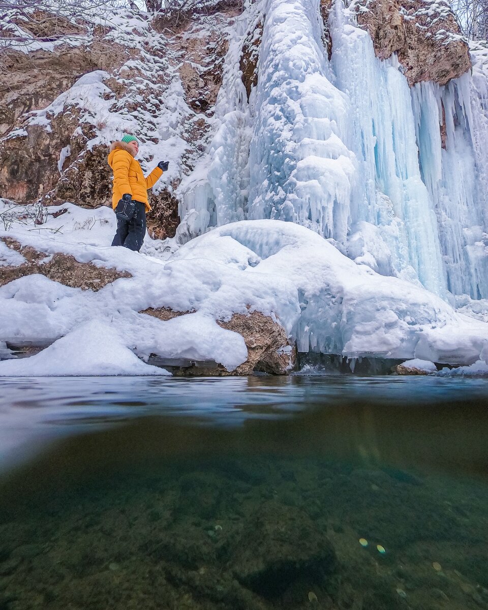Водопад свисает с огромной скалы, словно седая борода. Фото: Тимур Шарипкулов