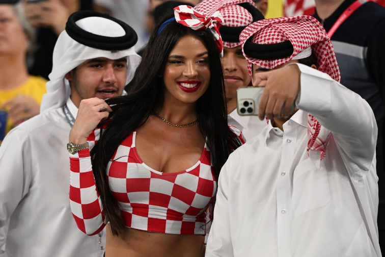 Ивана Кнолль с поклонниками. Фото с сайта koreadaily.com