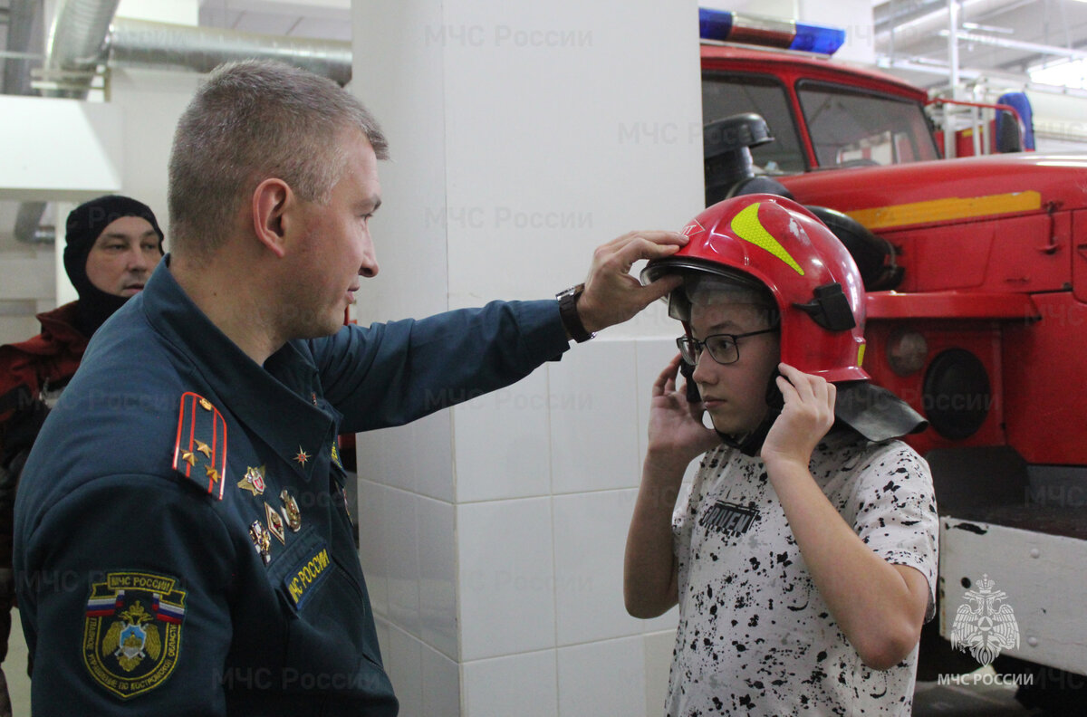 И сейчас, когда мальчишки становятся старше, Яна старается, чтобы перед глазами сыновей всё чаще был пример настоящих мужчин, на которых можно равняться! С недавнего времени все три брата заинтересовались профессией пожарного. Захар даже каску пожарного попросил у Деда Мороза на Новый год.