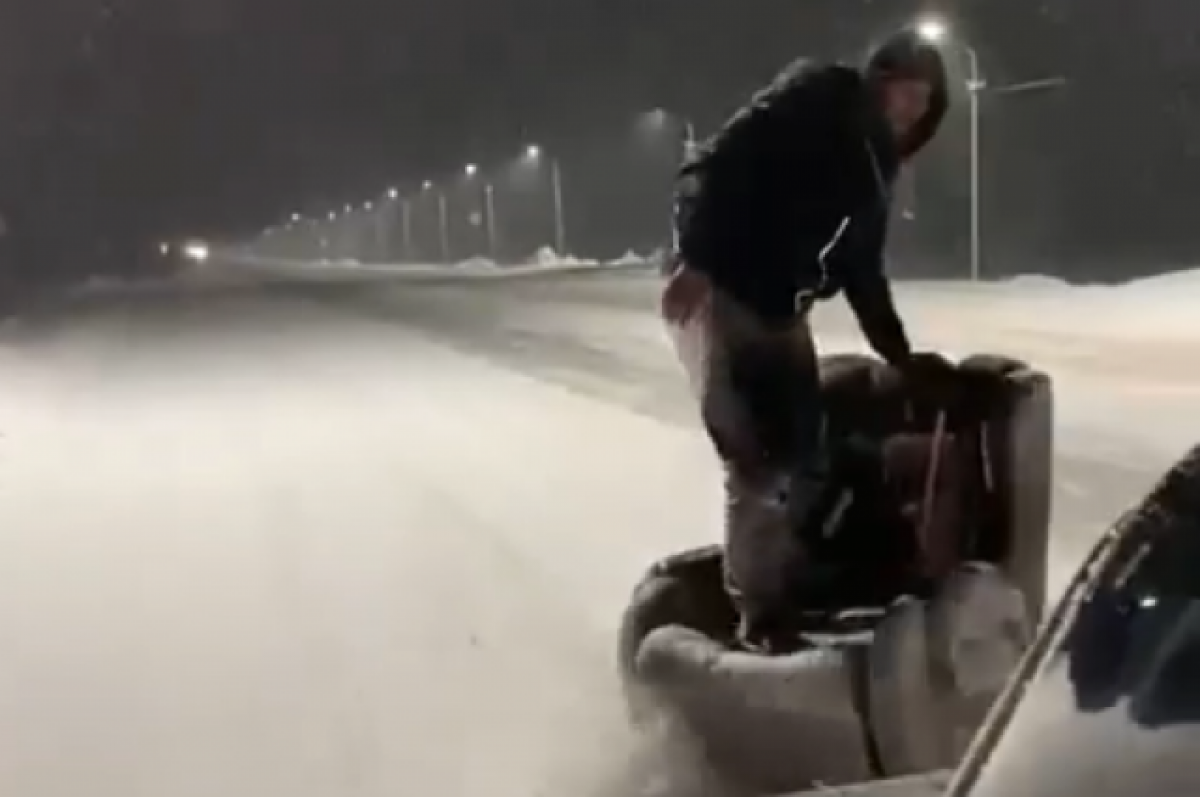    Под Новосибирском мужчина проехал по шоссе на привязанном к машине кресле