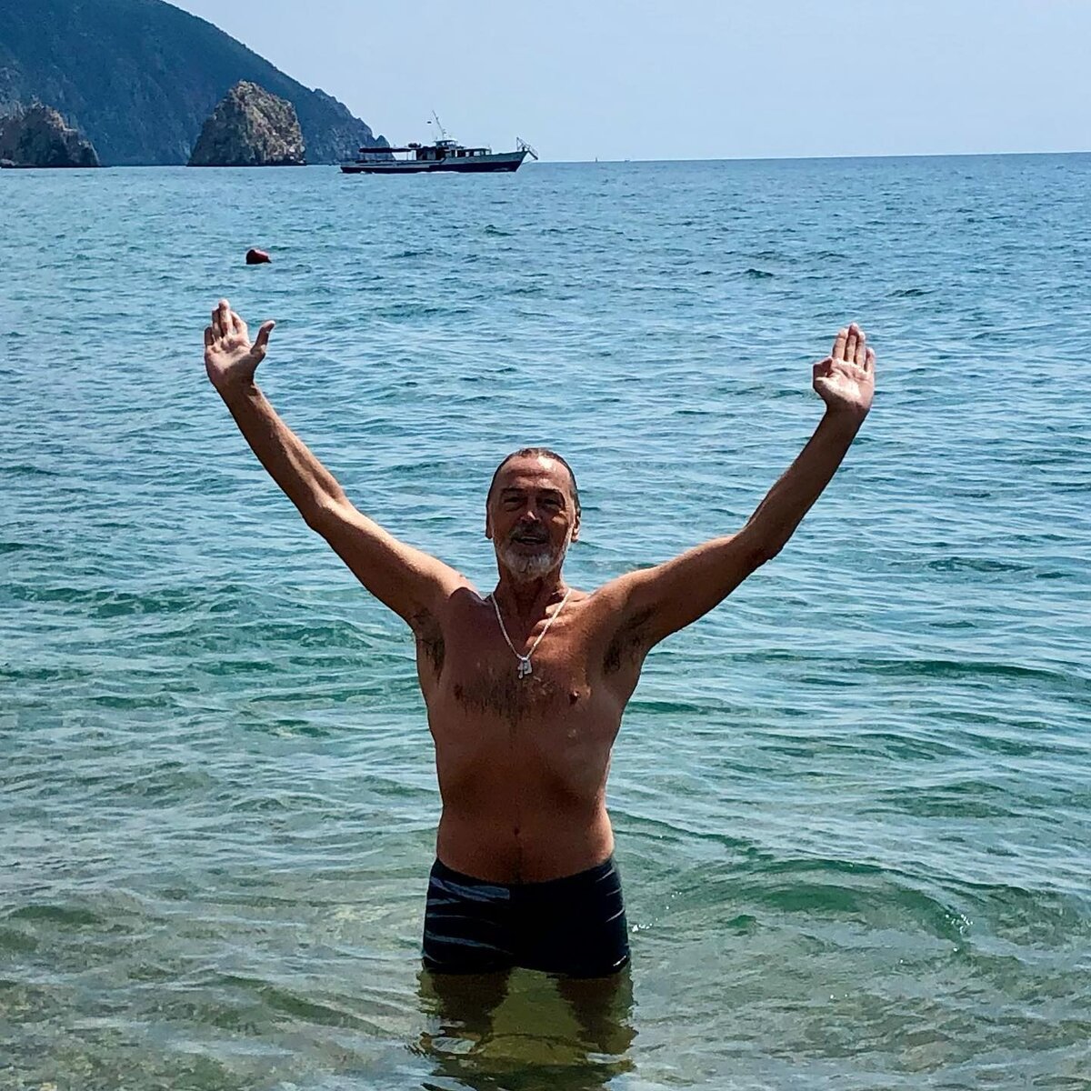    Сафронов купил квартиры в теплых краяхСоцсети Никаса Сафронова