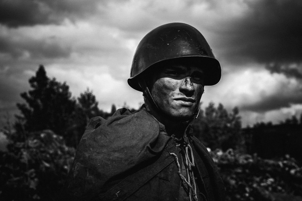 Каска солдата. Каска солдата Великой Отечественной войны. Солдаты ВОВ. Каска советского солдата.