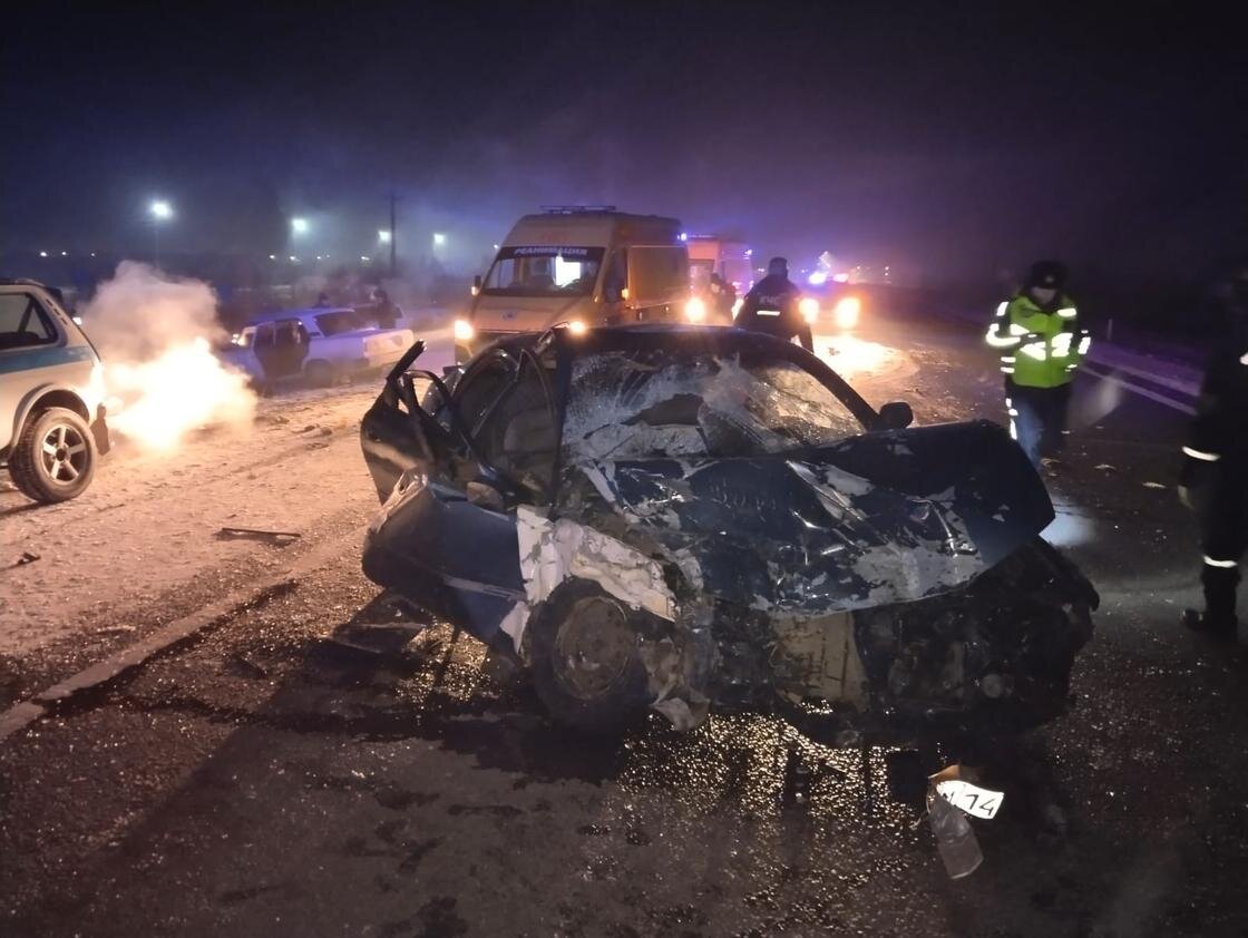    Автомобили Mazda и "ВАЗ" столкнулись на трассе:очевидцы