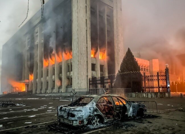 Горящее здание мэрии Алматы во время протестов, в Казахстане, 5 января 2022 года. Массовые выступления по всей стране жестоко подавлялись, погибли сотни человек. Кризис в Казахстане сопровождался временным вводом российских войск.