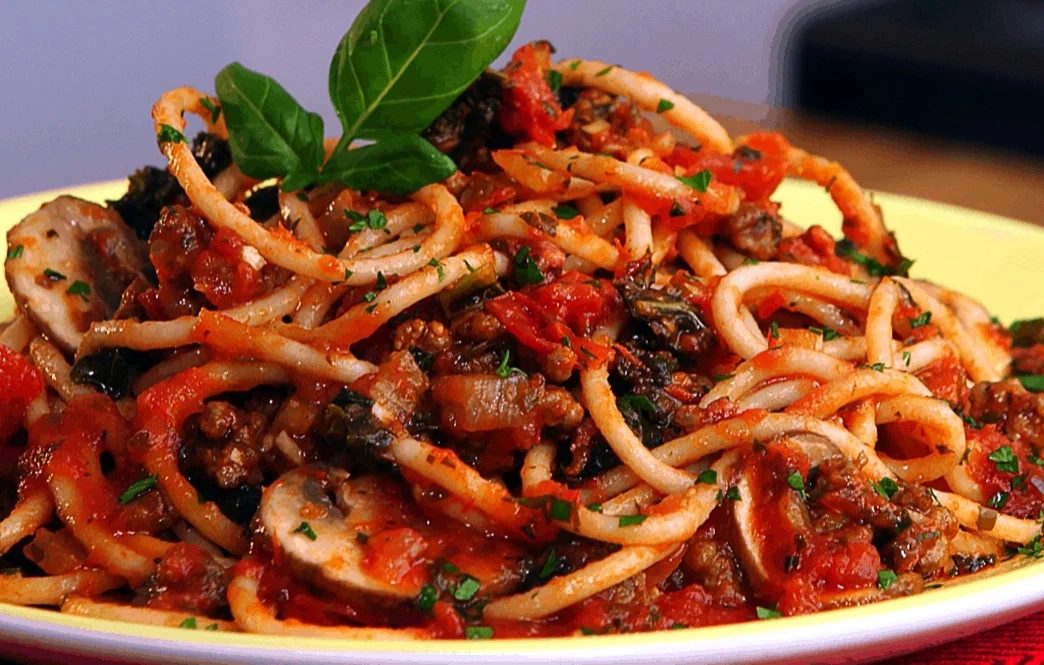 Паста с овощами с соусом. Паста болоньезе Италия. Макароны с овощами. Спагетти с овощами. Итальянская паста с овощами.
