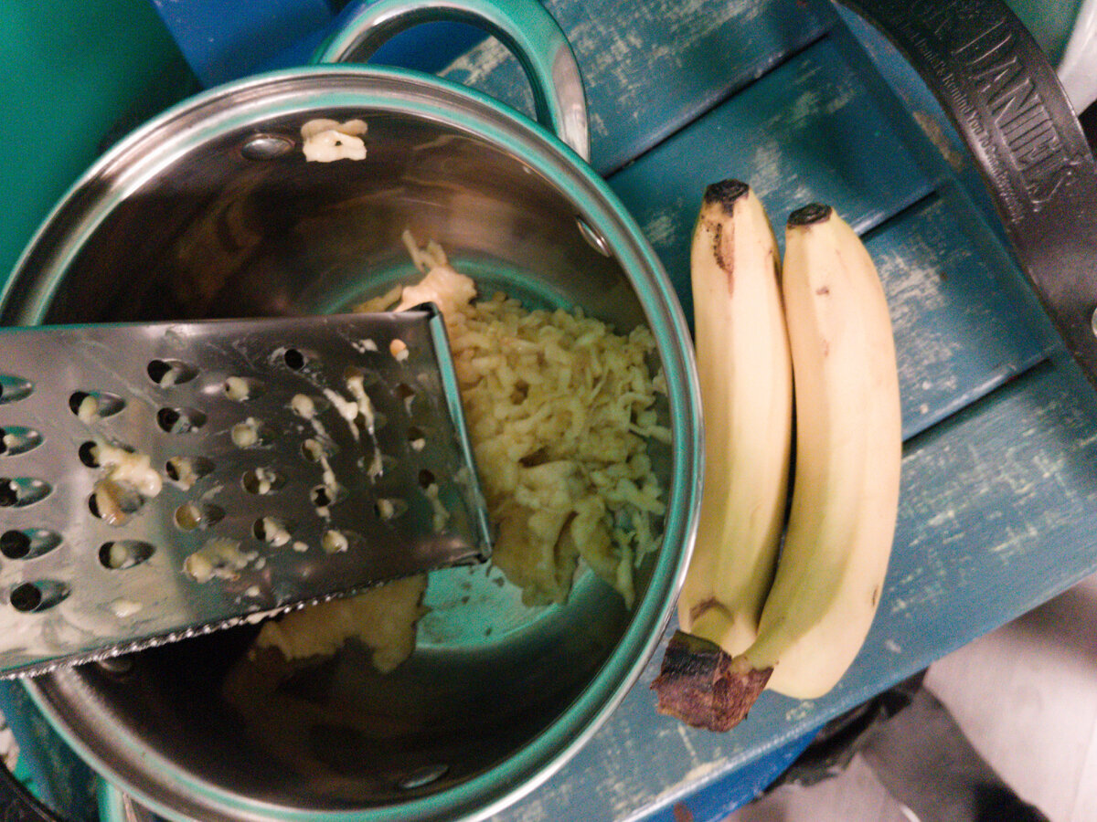 Бананы натираем на тёрке для бананового конфи.