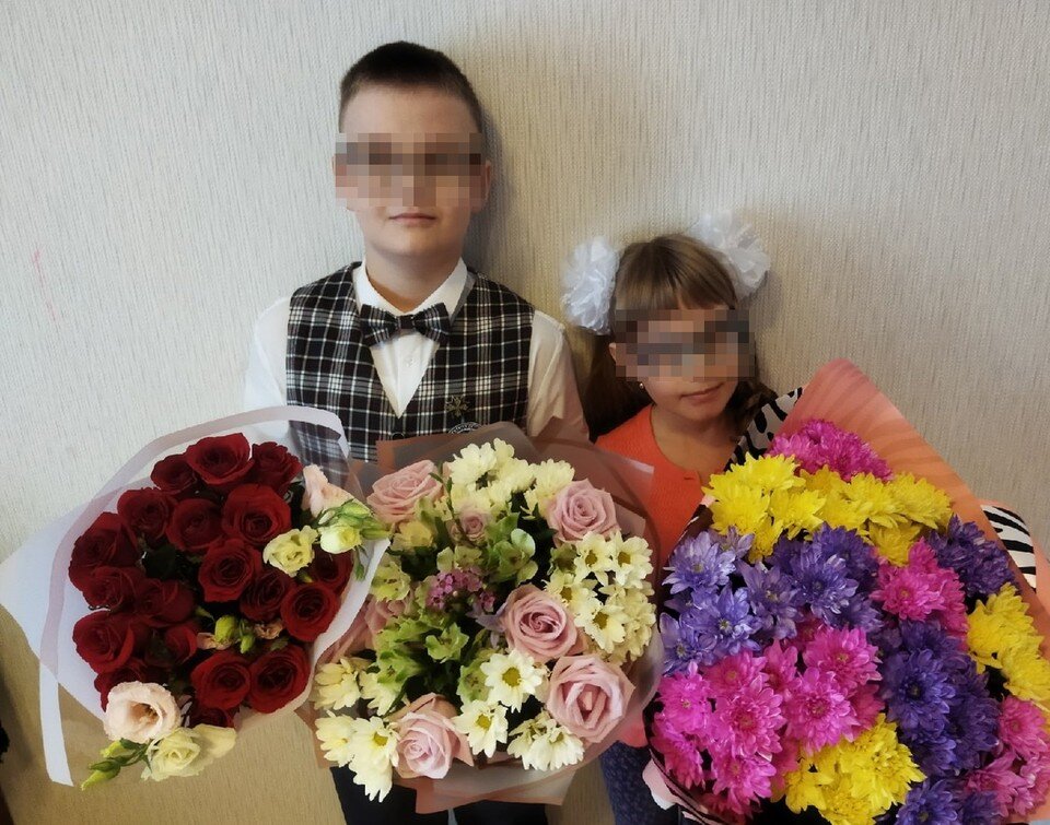     Брат и сестра возвращались домой со школы и решили ненадолго покататься с горки. Фото: СОЦСЕТИ