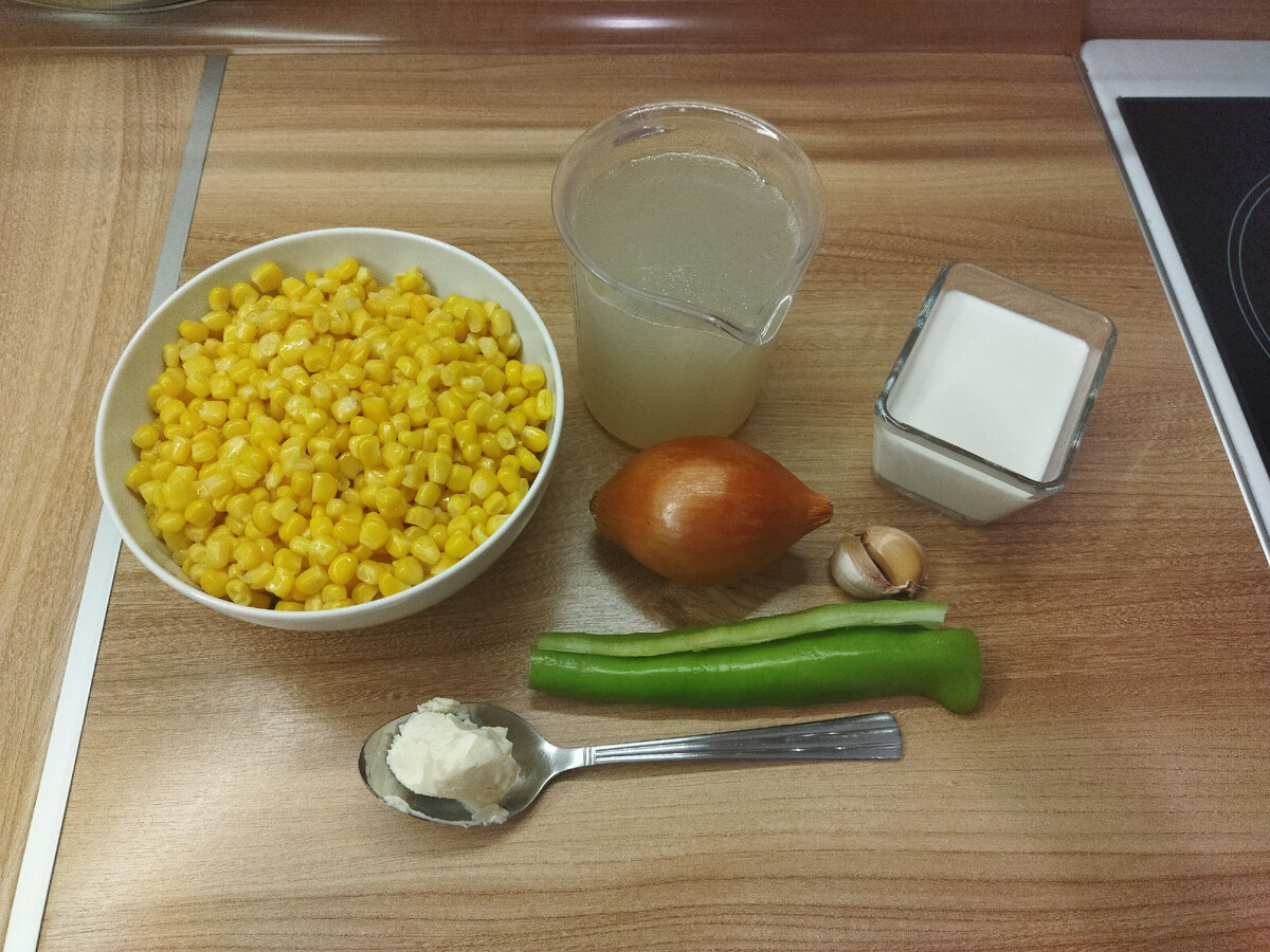 Ингредиенты для сытного кукурузного супа-пюре с чесноком