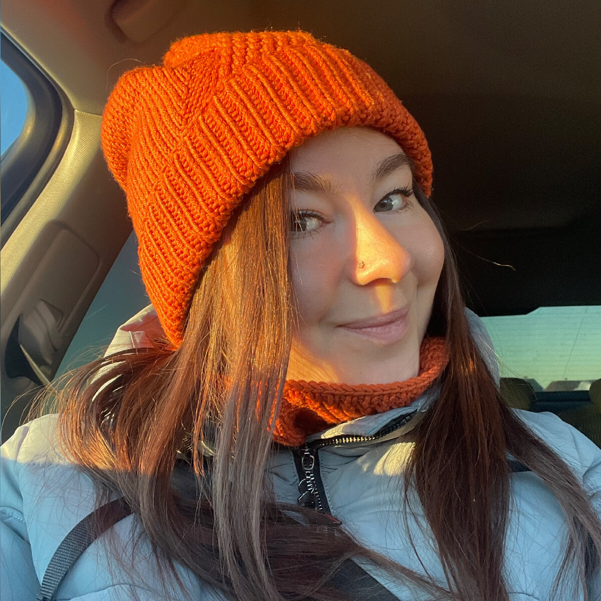 Привет! Меня зовут Дарья. И я постоянно ношу изделия, которые связала сама:) 