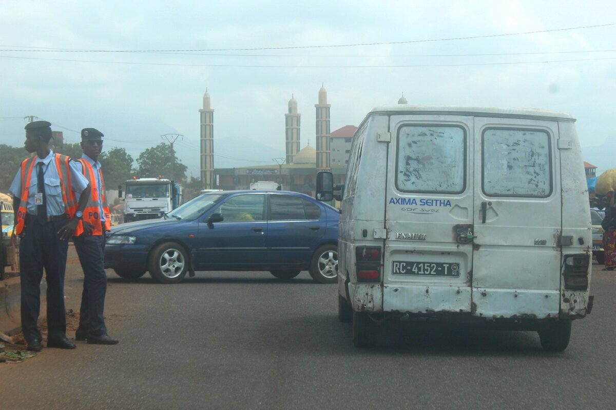 Полицейские Гвинеи, случайно попавшие в кадр