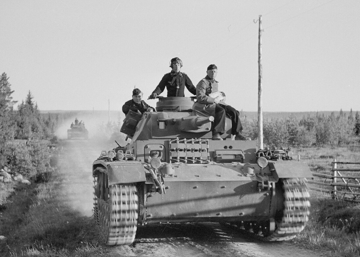 Немецкие танки на марше. 1941 год.