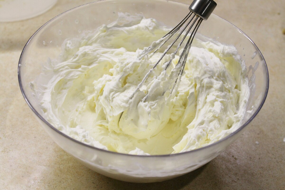 Крем из творожного сыра масла и сливок. Крем чиз взбиваем блендером. Крем из сливок и творожного сыра. Крем из плавленного сыра. Сыр для взбивания крема.