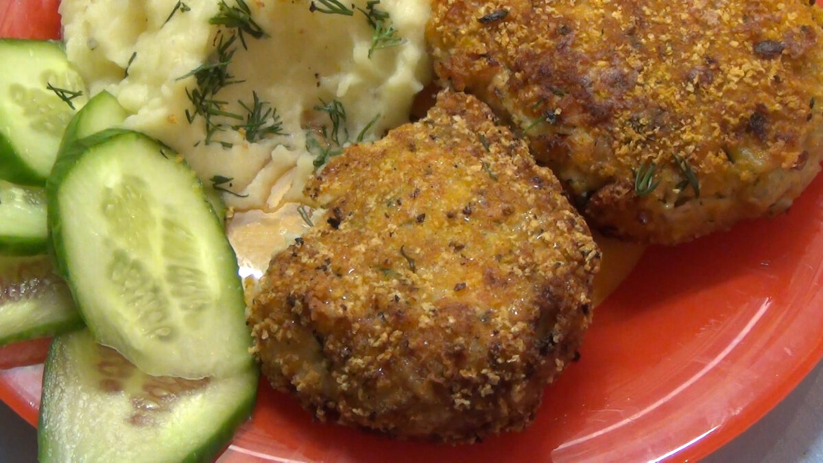 Готовим вместе вкуснейшие антикризисные обеды и ужины! И сегодня мы приготовим классику времен Советского Союза! Нежнейшие хрустящие,ароматные биточки с консервированной горбуши! Стакан отварного риса + баночка горбуши = довольная семья ! Да в первую очередь это семейное блюдо. Мне кажется у кого то уже выделяется слюна!) отлично ! тогда приступаем !