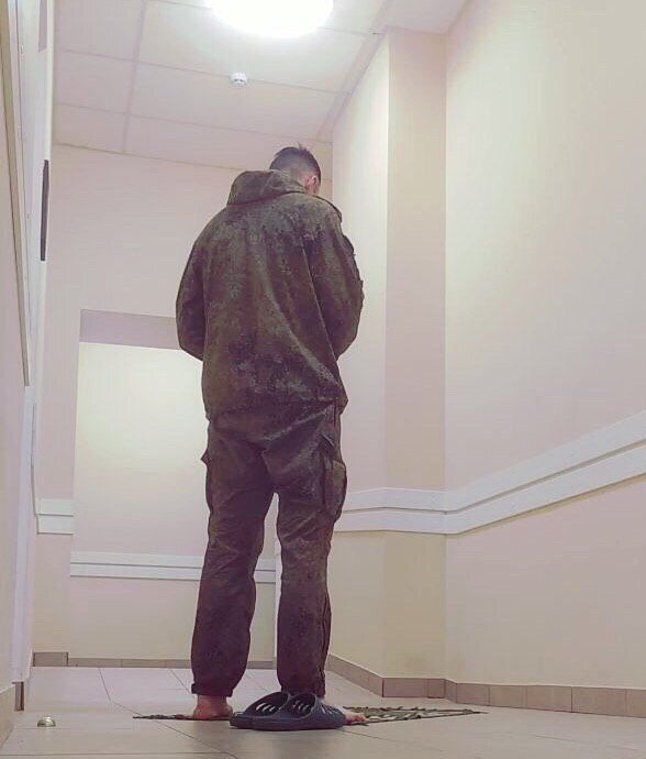 Я совершаю молитву в узком коридоре казармы