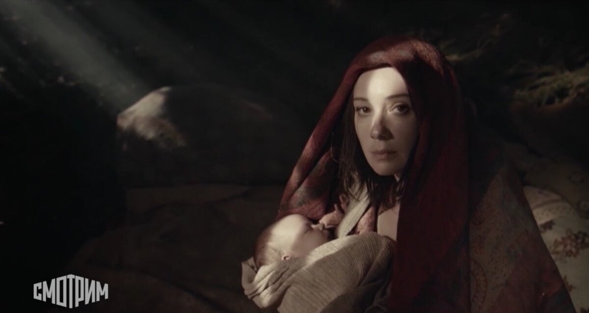 Кадр из фильма. Зулейха родила мальчика Юзуфа, когда тридцать человек жили на берегу реки Ангара в землянке.