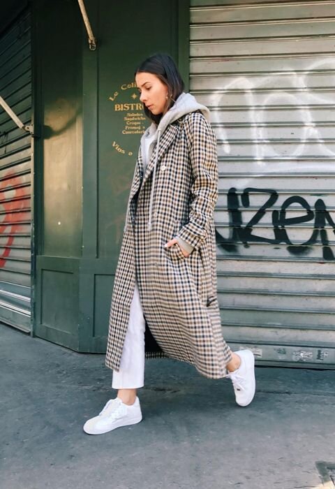 Пальто и кроссовки