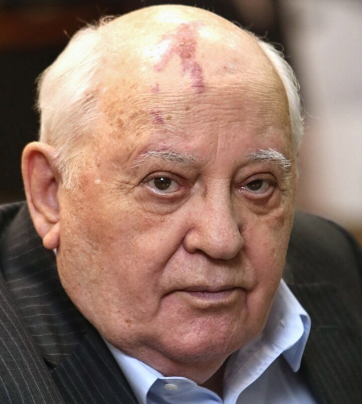 Москва, 23 апреля. Первый и единственный президент Советского Союза Михаил Горбачев назвал виновных в срыве перестройки и развале СССР.

По его мнению, ответственность за это несут члены Государственного комитета чрезвычайного положения и те, кто воспользовался событиями путча в августе 1991 года для развала государства.

«Срыв перестройки в 1991 году был результатом действий путчистов ГКЧП и тех, кто воспользовался ситуацией после путча, чтобы развалить страну», — подчеркнул он в интервью РИА Новости.

При этом политик отметил, что это не перечеркивает значение перестройки, ведь всего за несколько лет она позволила изменить состояние общества: «Люди пришли в движение», перестали бояться». Горбачев добавил, что у него и его команды не было какого-то «расписания» преобразований, но они знали, в каком направлении следует двигаться. Вместе с тем, он не стал отрицать, что реформы шли трудно, и было допущено много ошибок. Осенью прошлого года первый президент СССР заявлял, что ни в коем случае не жалеет о перестройке, потому что в то время стало невозможно жить как прежде.

Напомним, 23 апреля 1985 года Горбачев, выступая на пленуме ЦК КПСС в Москве заявил о необходимости реформирования системы, дав старт преобразованиям под лозунгом ускорения социально-экономического развития СССР. Так началась перестройка.

