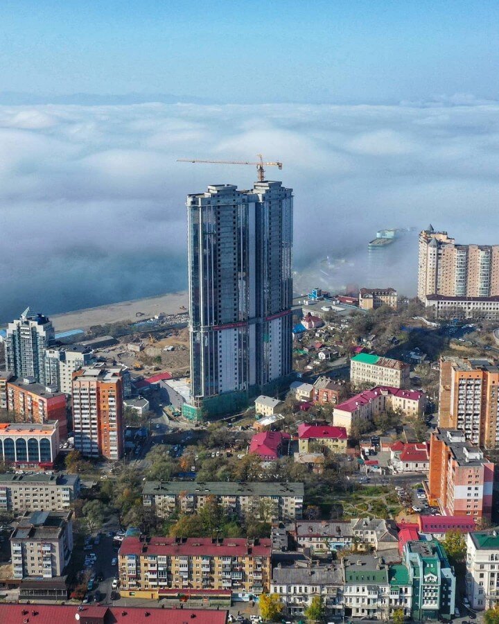 Высокие здания владивостока. ЖК Аквамарин Владивосток. Владивосток небоскребы. Аквамарин небоскреб Владивосток. ЖК «Аквамарин» владиврсток.