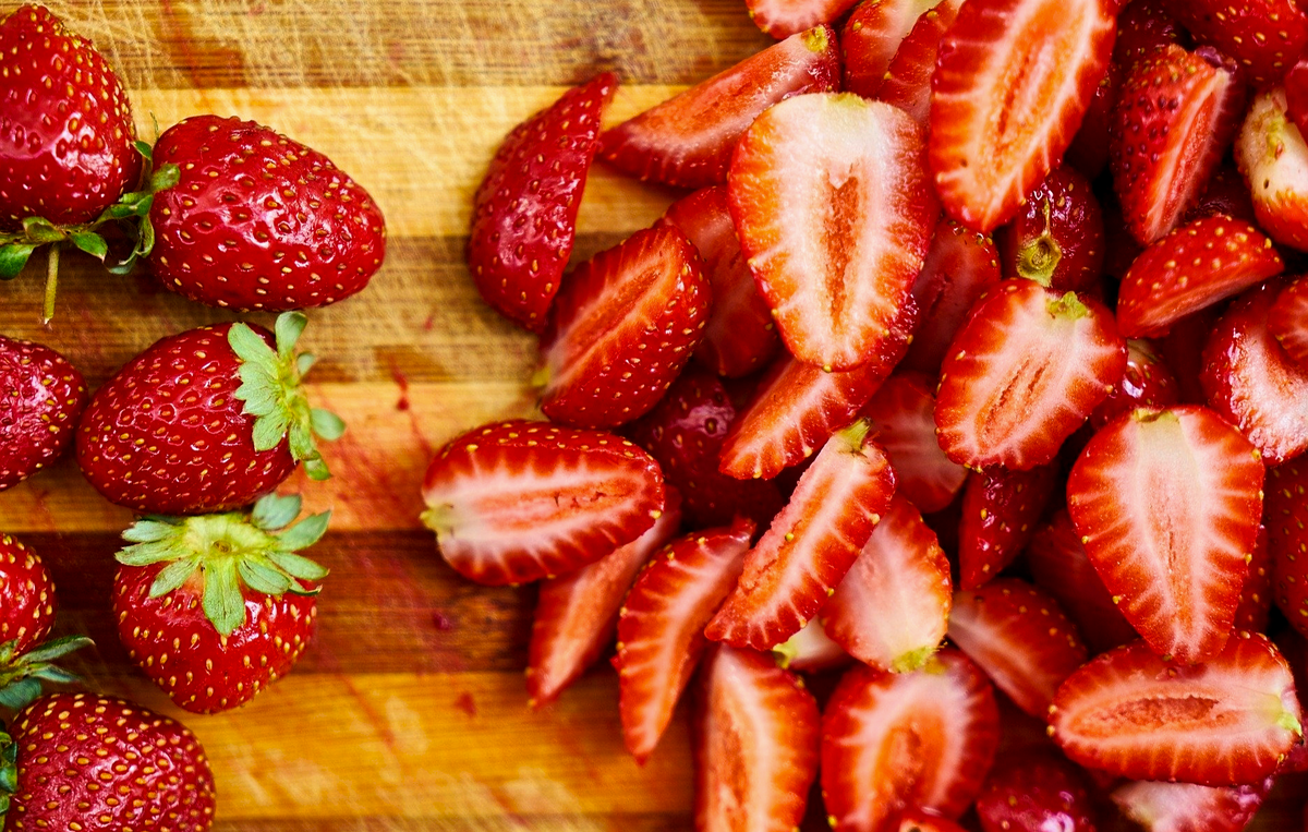 Согласно многим исследованиям, ежедневное употребление клубники способствует улучшению кратковременной памяти и предотвращает ухудшение зрения.