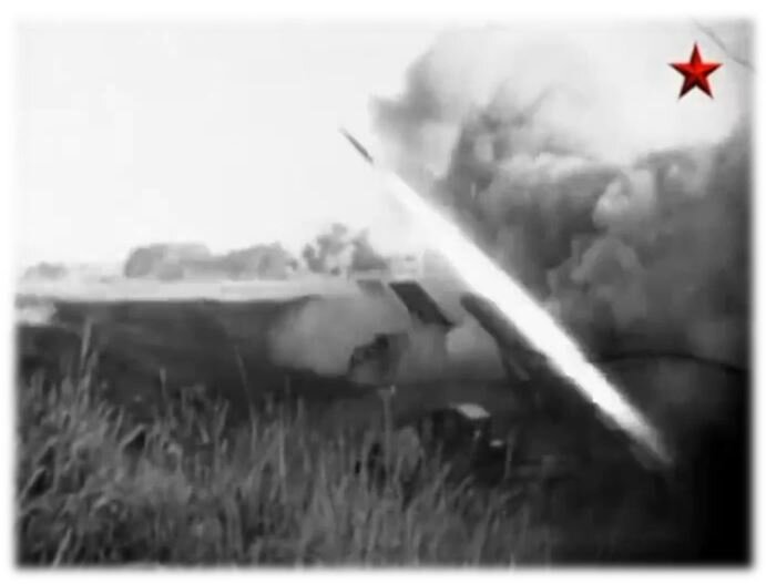 ФОТО с телеканала "Звезда": Гвардейский реактивный миномёт БМ-13 "Катюша".