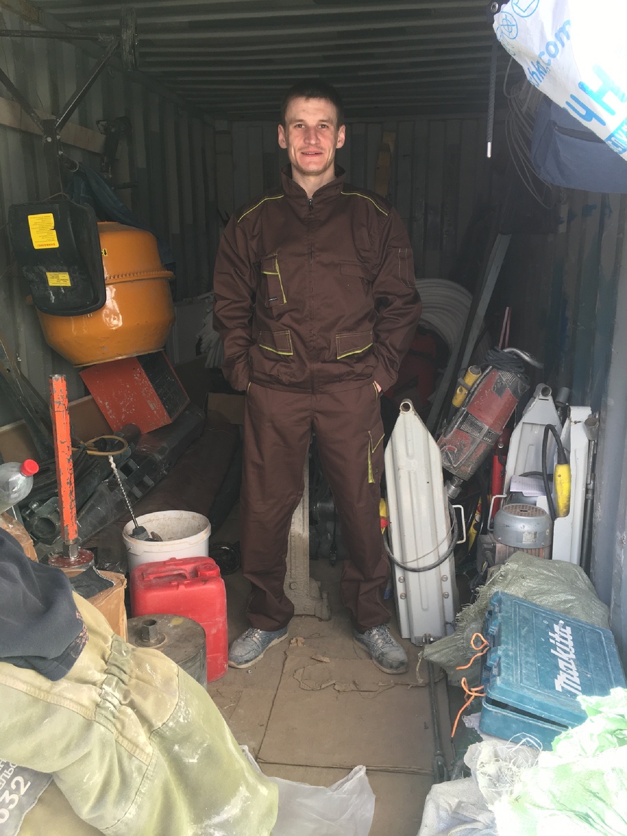 Вот и новая роба, как раз вовремя. Первые питерские теплые дни встретили меня в зимней спецовке, весь вспотел в этих ватниках по этажам бегать. Сергей, прораб, позаботился и вместе со сменной партией коронок привез и летнюю форму.