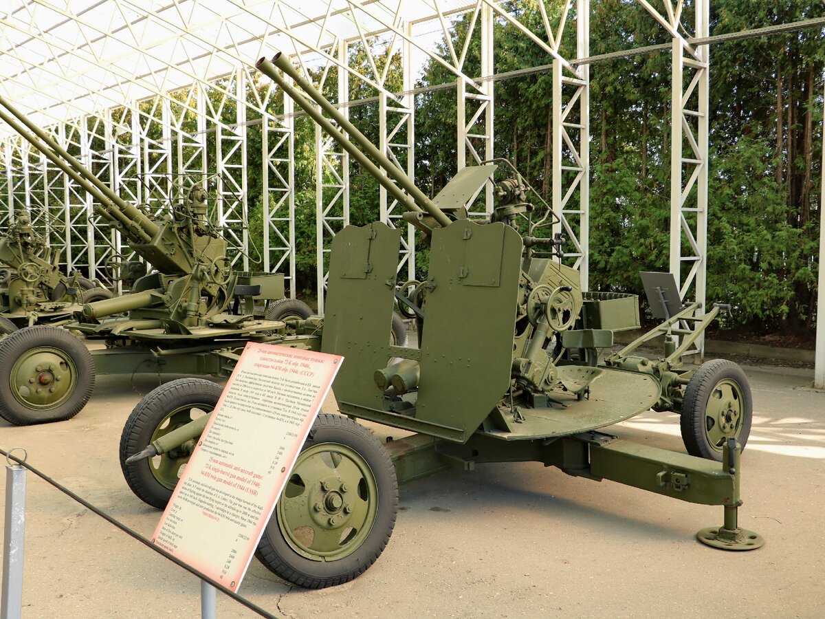 Боевая масса 2150 кг; эффективная дальность: по горизонту 2400 м, по высоте 2000 м; темп стрельбы 480 выстр/мин; масса снаряда 0,288 кг; расчет 9 чел;