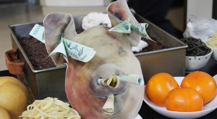 Деньги во всех местах.