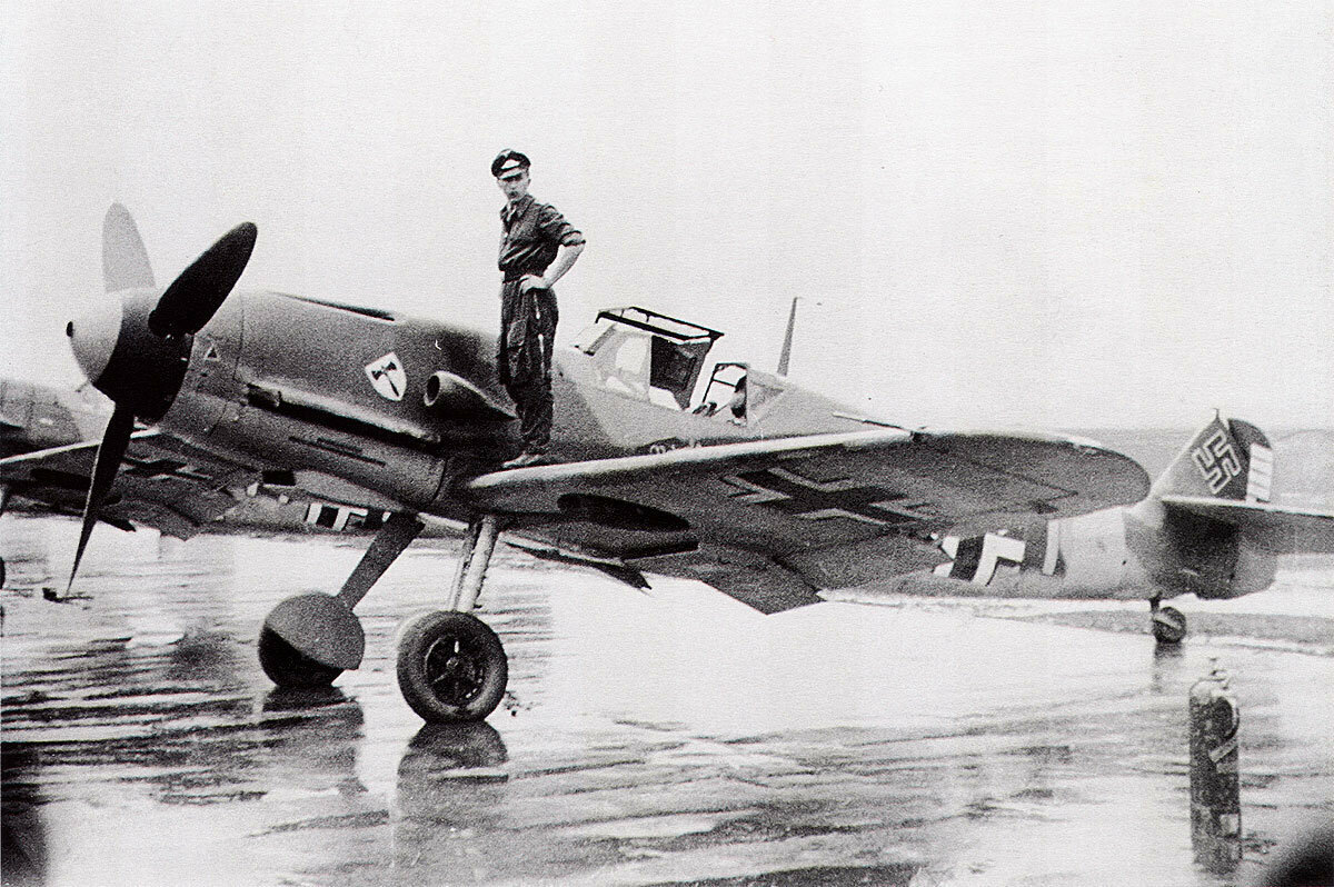 Ас Отто Весслинг, 83 победы, на крыле своего Bf 109F4.  Изображение из Яндекса