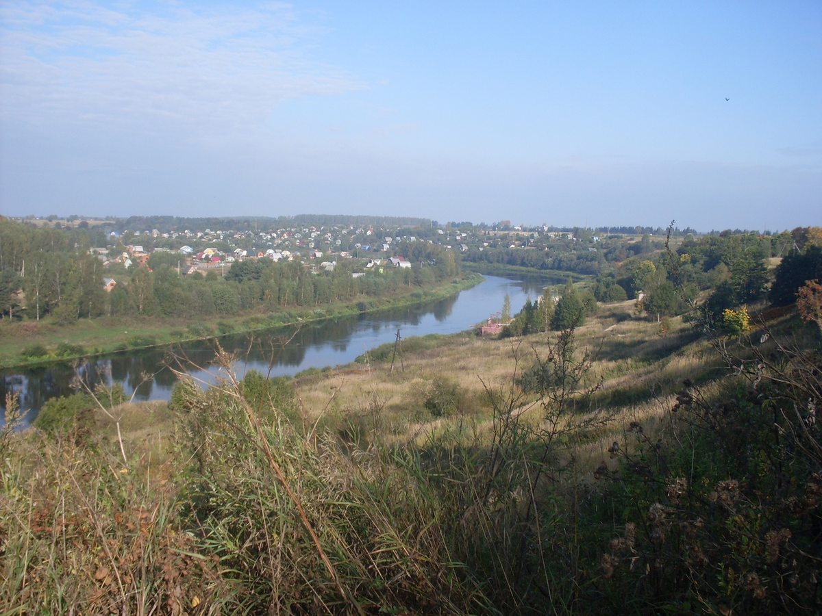 Вид на Волгу. Вдали частный сектор