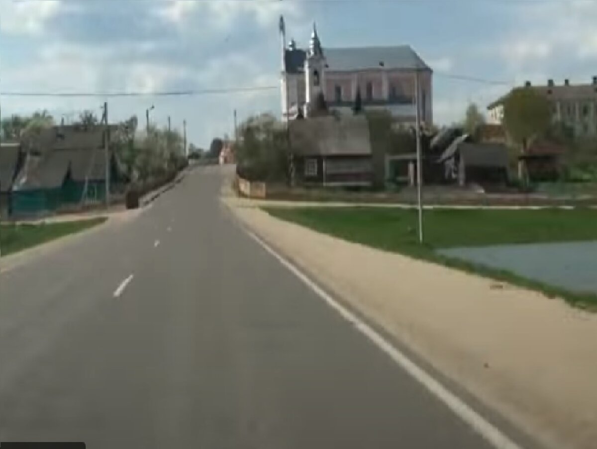 Боруны, вид костёла с дороги, через стекло автомобиля