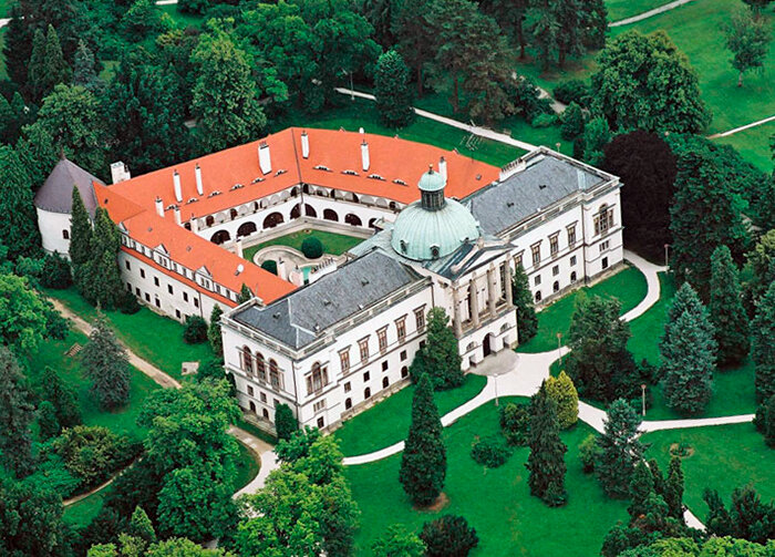 Дворец в поместье Топольчанки, в котором расположен музей антиквариата