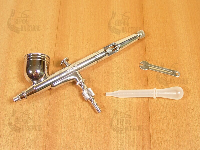 Комплект содержит Аэрограф, пипетку, ключик-для отвинчивание сопла, штуцер ёлочка. 