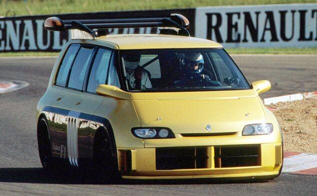 
~ Renault Espace F1 Concept ~ 1994 год

Стенд компании Renault на парижском автосалоне 1994 года был завален отвалившимися челюстями. Ведь помимо обычных машин на нем экспонировался ярко-желтый минивэн Renault Espace F1 с настоящим формульным мотором.

Автомобиль создавался фирмой Renault при участии команды Формулы-1 Williams и компанией Matra (она собирала серийные Espace), чтобы отпраздновать 10-летие модели, а заодно напомнить о своем участии в Королевских гонках. Автомобиль имел легчайший углепластиковый кузов, шасси от болида FW15C и 800-сильный мотор RS5, гоночную секвентальную коробку передач и карбоновые тормозные диски. Причем Espace F1 Concept не был просто шоу-каром: он ездил. И как ездил! Разгон до сотни занимал 2,8 секунды, а максимальная скорость концепта достигала 312 километров в час.
