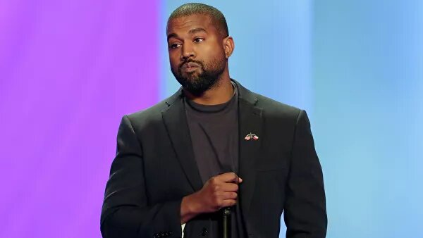 
 Издание Forbes официально признало американского рэпера и создателя популярной линии кроссовок Канье Уэста долларовым миллиардером.Ранее он долгое время возмущался, почему самый авторитетный финансовый журнал в мире отказывался признавать это и даже обвинял редакцию в расовой дискриминации.Но он не сдавался и недавно предоставил Forbes документы и отчеты с подробной информацией о его доходах, в том числе и делах обувного бренда.В итоге эксперты издания оценили состояние супруга телезвезды Ким Кардашьян в 1,3 миллиарда долларов. Из этой суммы 1,26 миллиарда музыканту принесла выручка с продажи кроссовок.Ранее Forbes признал предпринимательницу Кайли Дженнер самым молодым миллиардером. Благодаря своему косметическому бренду она самостоятельно заработала более 1,2 миллиарда долларов.
 