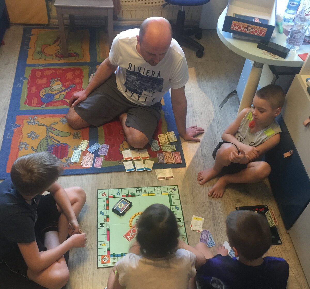 Миша быстро влился в новую семью, он старается понравиться и остаться жить здесь.