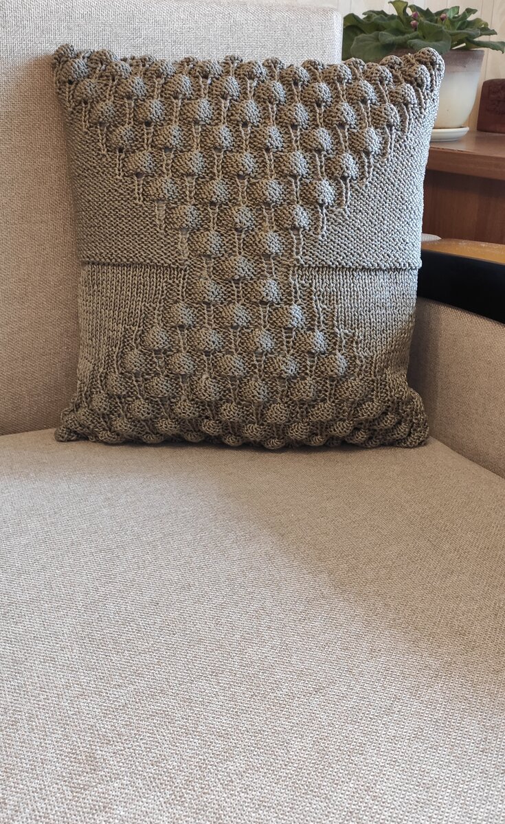 Подушка с рисунком "малинка".