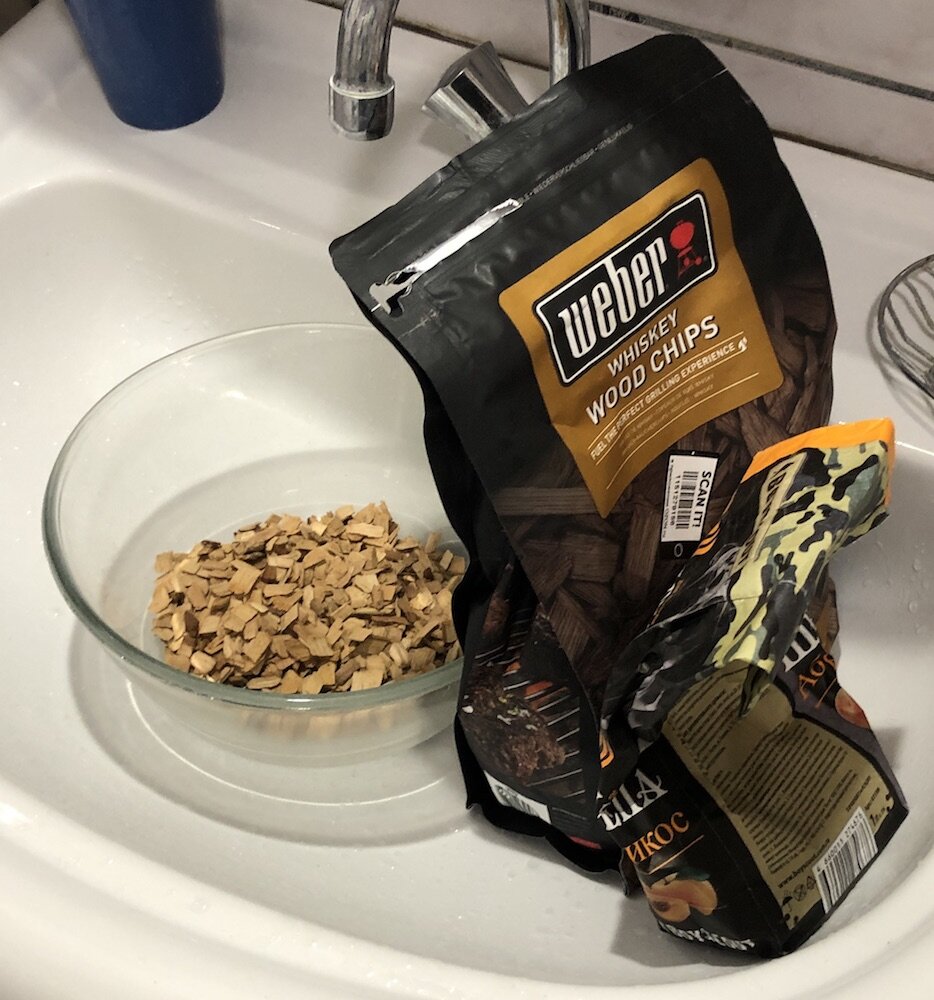 Щепа для копчения продается везде. 