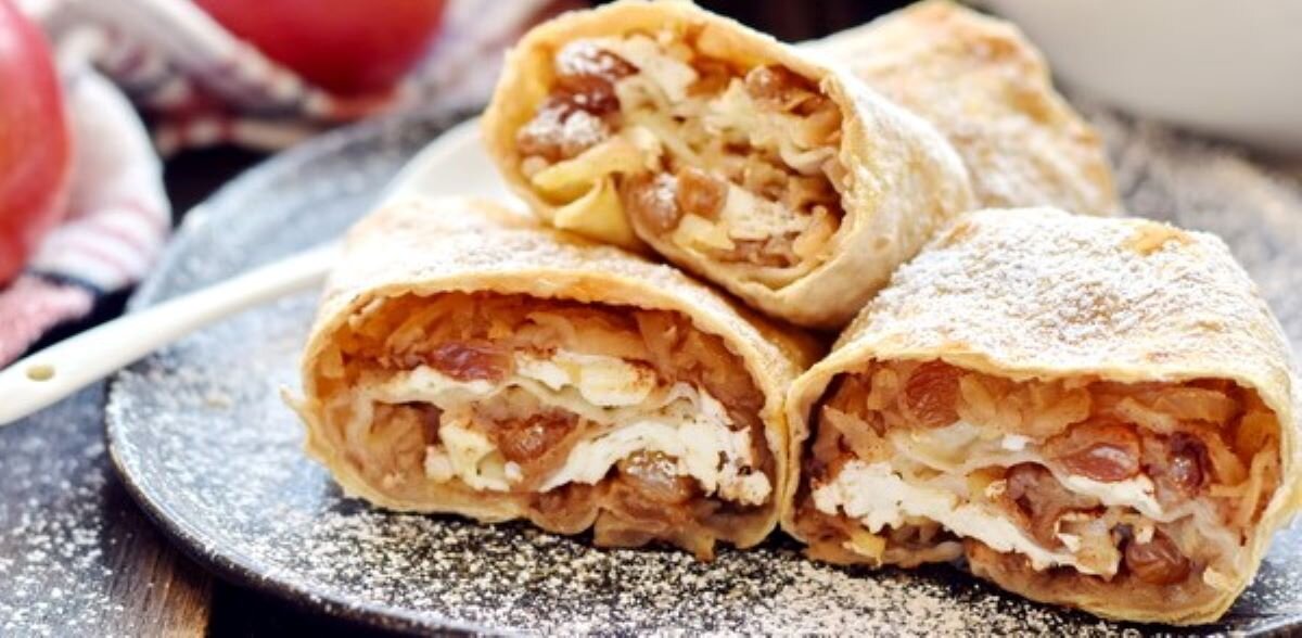  
Сочный, ароматный и очень вкусный рулетик из лаваша с яблоками получается круче, чем любой штрудель! Попробуйте сами и угостите гостей!
