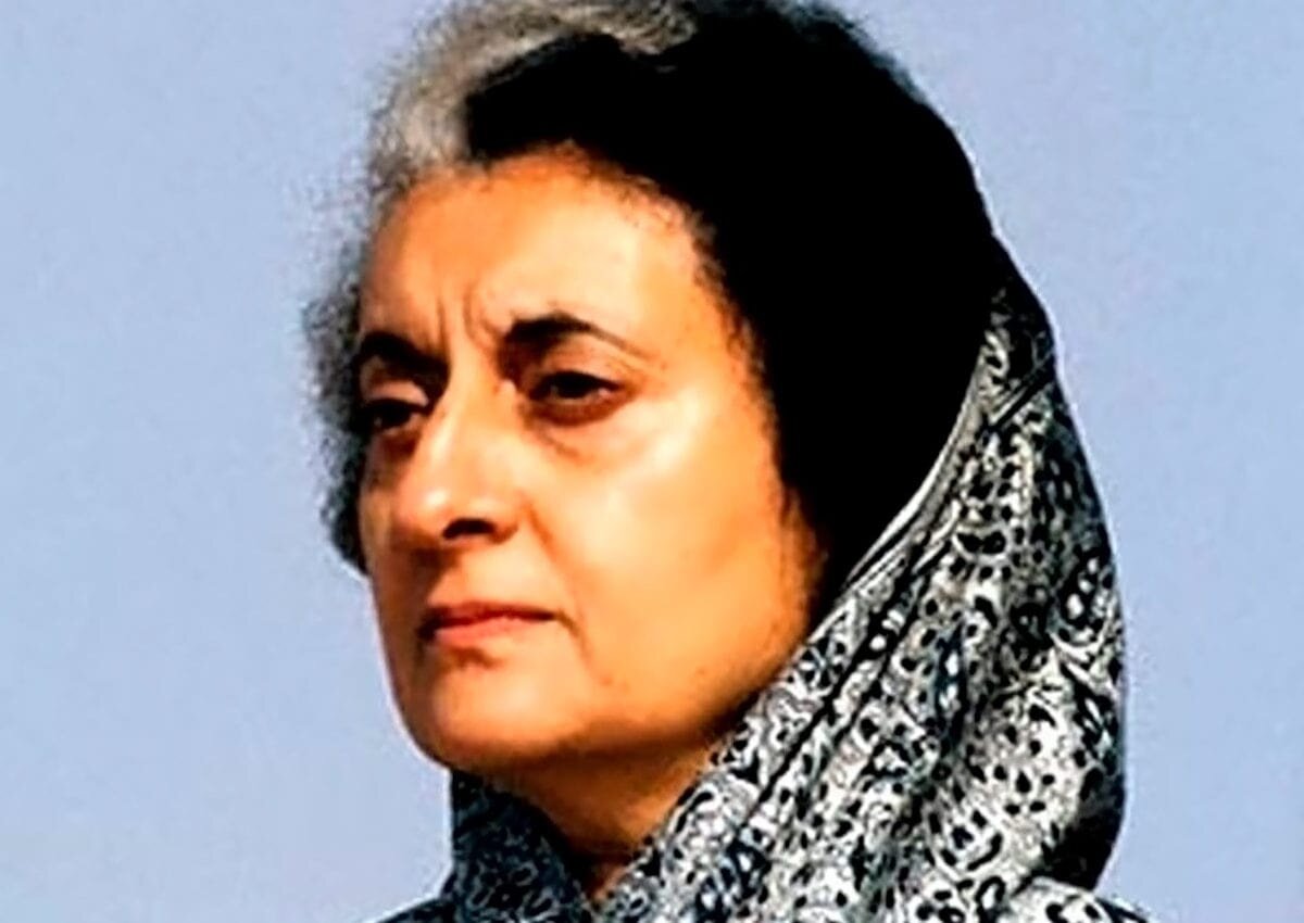 Вероятно, почти все слышали о выдающейся женщине Индире Ганди, но мало кто может рассказать о ней. Очень часто люди допускают одну ошибку, считая Индиру дочкой, или внучкой Махатмы Ганди. Но это неверно, Индира Приярдашини Неру вышла замуж за Фероза Ганди, который был всего лишь однофамильцем Махатмы. 
